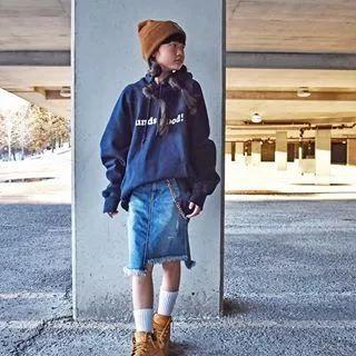 9岁小姑娘滑板视频,9岁滑板女孩