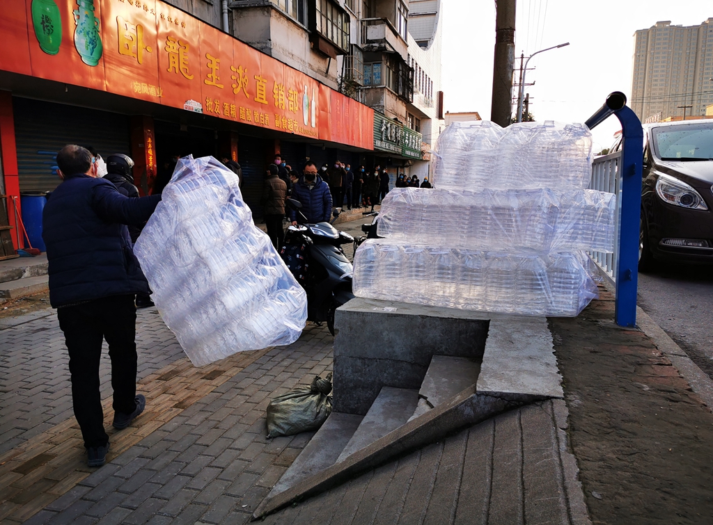 医用酒精买不到，南阳民众酒精厂排起长队，抢购食用酒精消毒