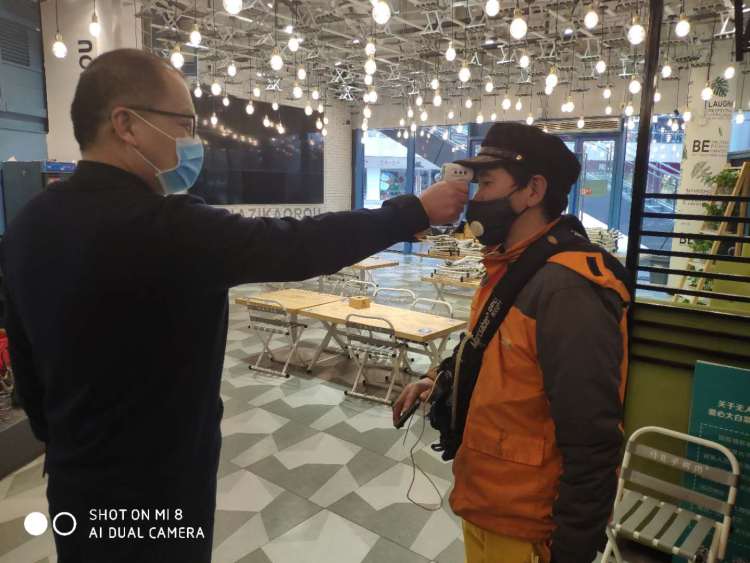 进店吃饭要亮结婚证、户口本!青岛这家饭店防疫操作真硬核