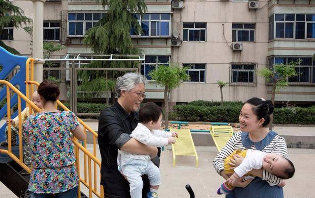 不让奶奶带娃的原因,为什么有的人不想让奶奶带孩子