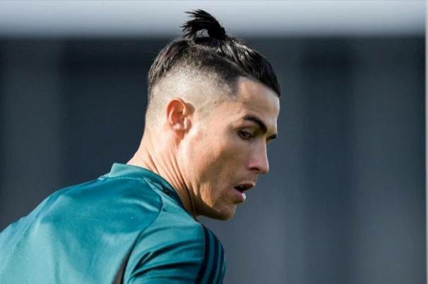 球星发型最多的是什么,曼联时期的c罗发型