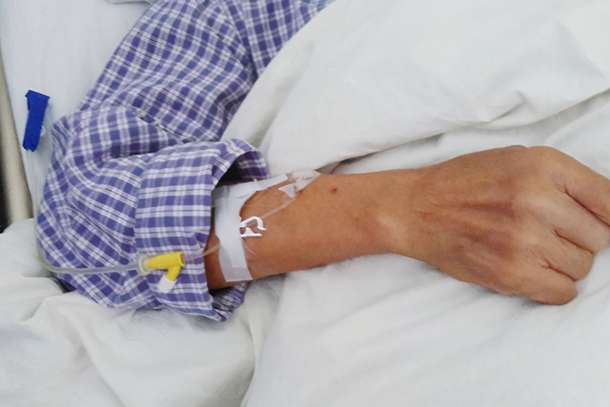 得了癌症不去治疗能活多久,得癌症不去治疗和治疗哪个活的久