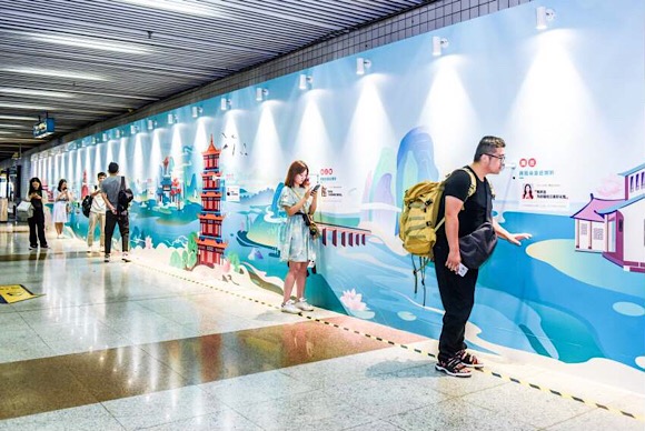24米巨幅山水画会发声、又会讲故事！上海中山公园地铁站又添一网红“打卡点”
