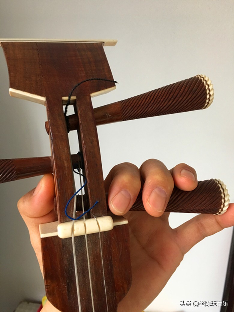 小提琴调音的时候弦轴回弹怎么办,小提琴手指按弦太高怎么办