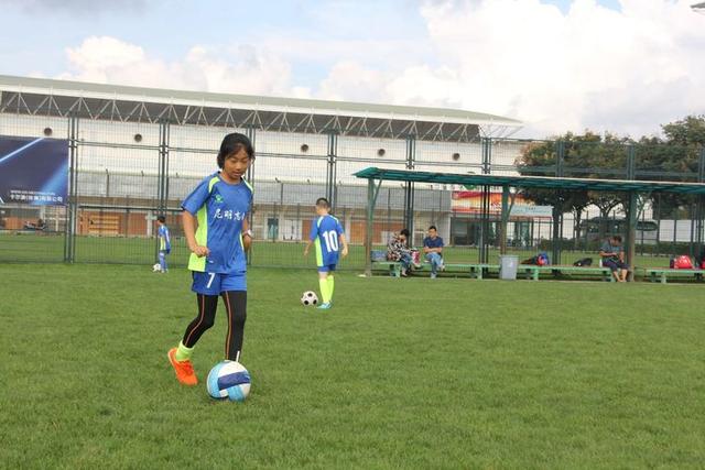昆明青少年足球暑假培训班,昆明暑假儿童足球训练营封闭式