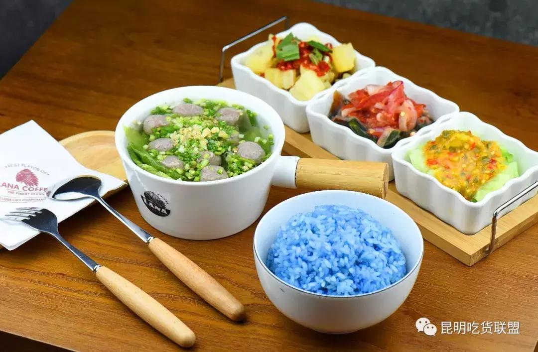 昆明2环边巷子里的小店，1杯咖啡+1份简餐，感觉我又去到了泰国