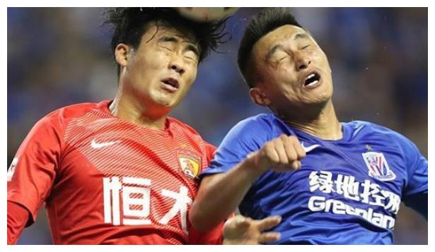 输的心服口服！申花球迷穿贝尔11号球衣提气恒大球迷喊申花加油