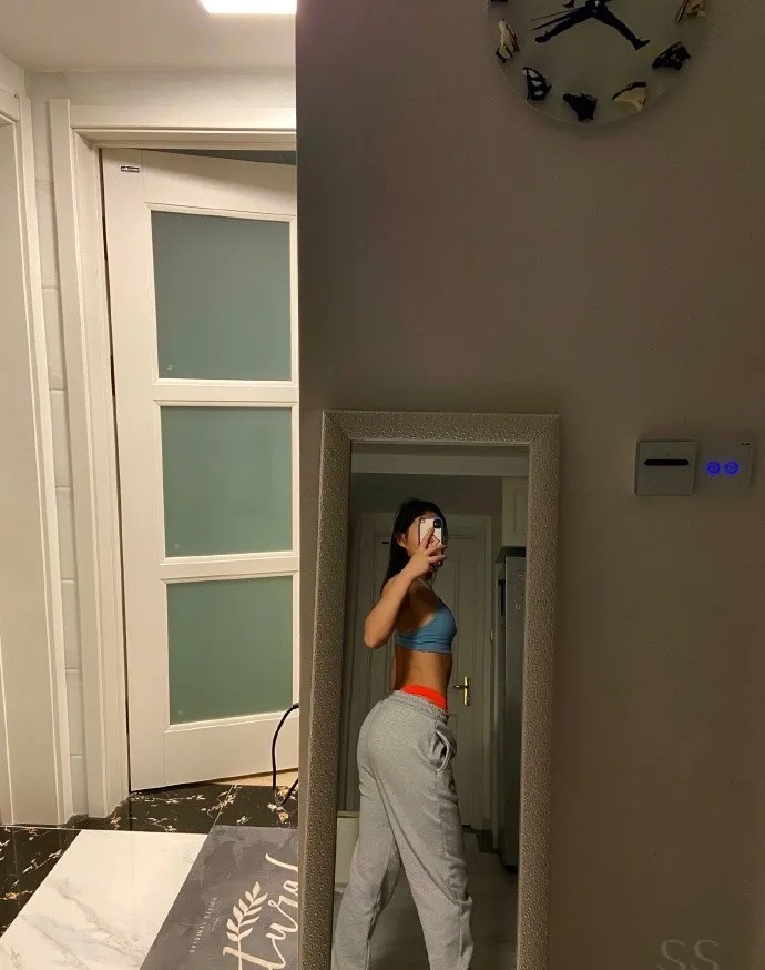 河南腹肌女神在线秀翘臀，性感指数100%，网友：我想拥有！