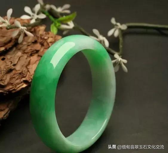 翡翠手镯的水头怎么看好坏,翡翠手镯的基本知识大全