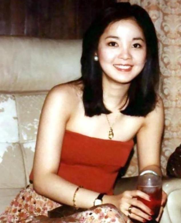 邓丽君一人一首成名,邓丽君年轻时唱歌