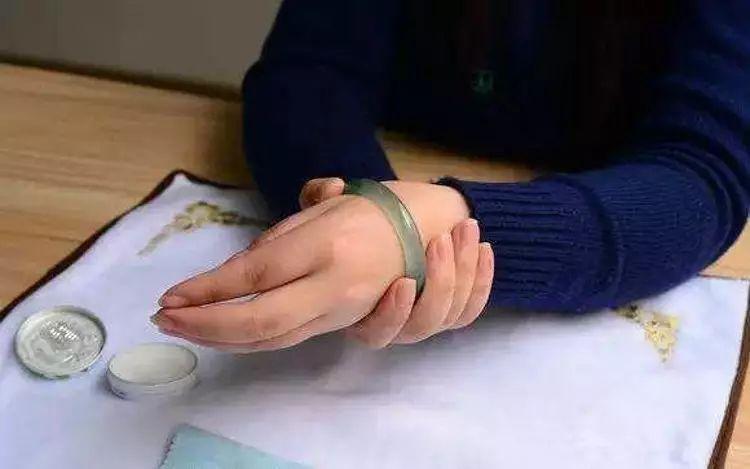 不小心打碎玉镯子24万什么连续剧,把戴了十几年的手镯打碎会不好吗