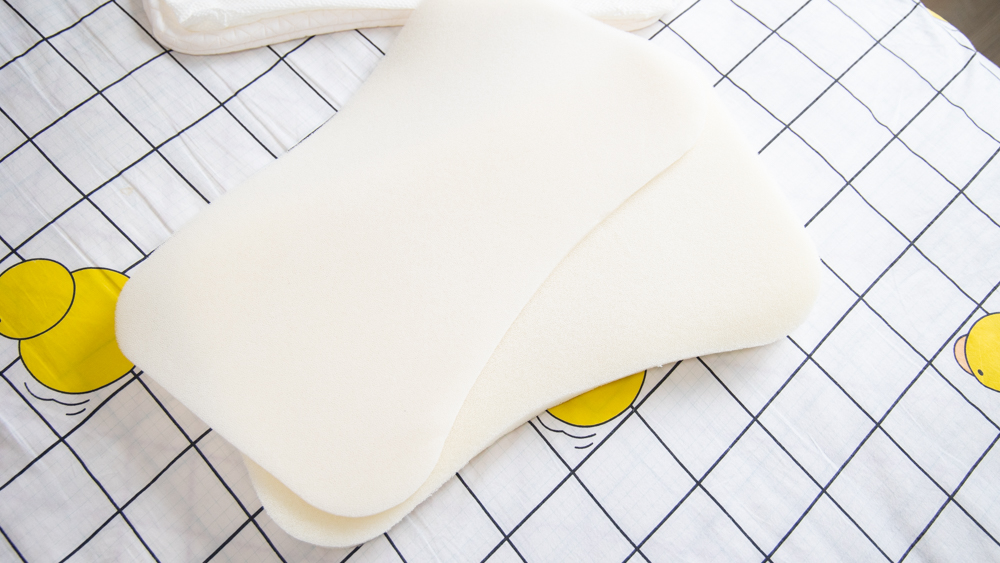 妈妈们都给宝宝枕什么样的枕头呢,什么枕头透气性最好适合宝宝枕