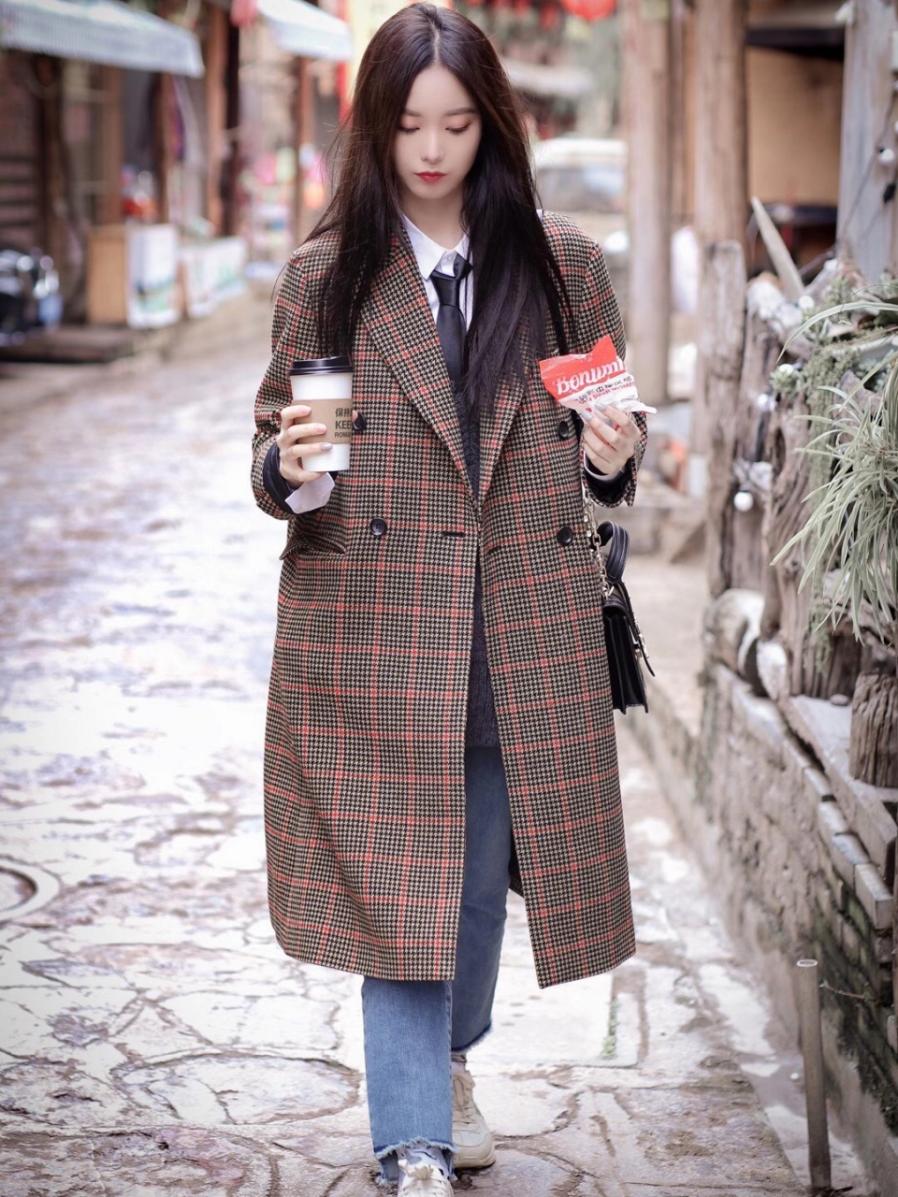 徐艺洋牛仔外套蓝色连衣裙,徐艺洋穿搭大衣外套