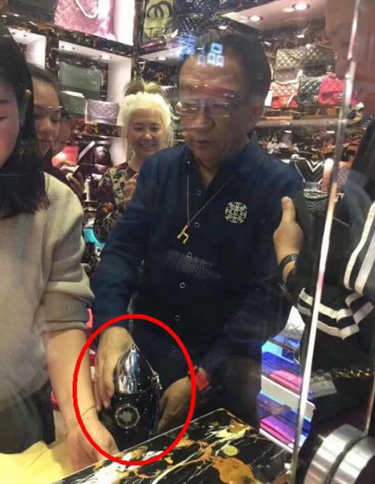 谁揭穿了网红卖高仿假包这个秘密的？