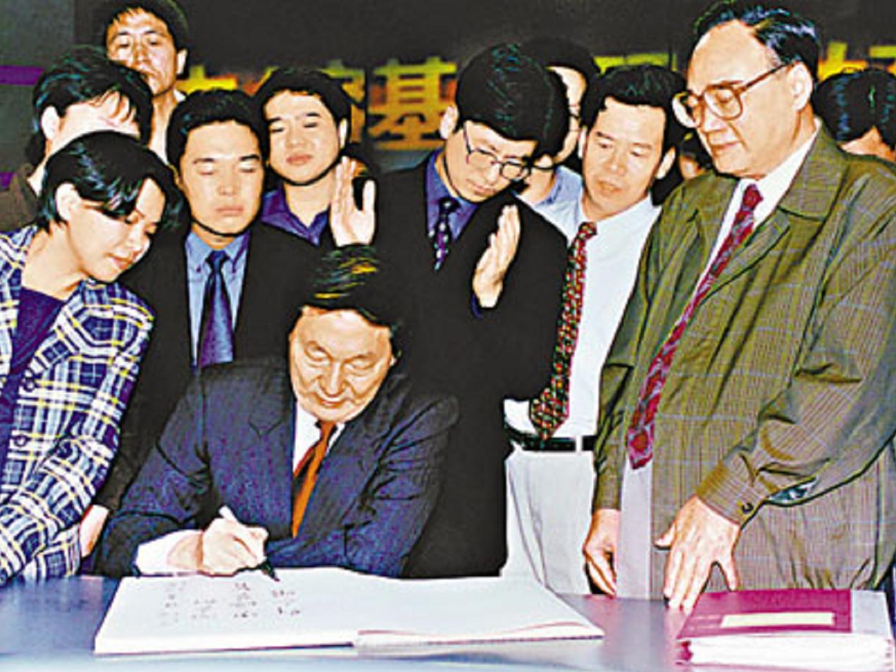 1998年，敬一丹请求*镕基朱**为《焦点访谈》题词，*镕基朱**如何回复？