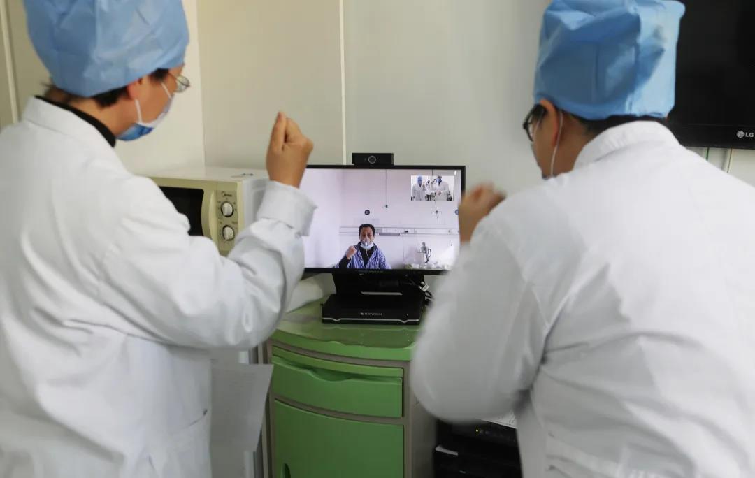 市新冠定点救治医院,探访新冠重症救治一线人员