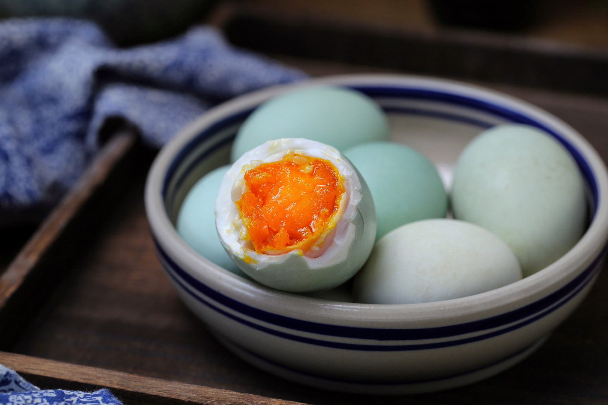 老式腌鸭蛋流油的方法,70岁老人腌鸭蛋的做法