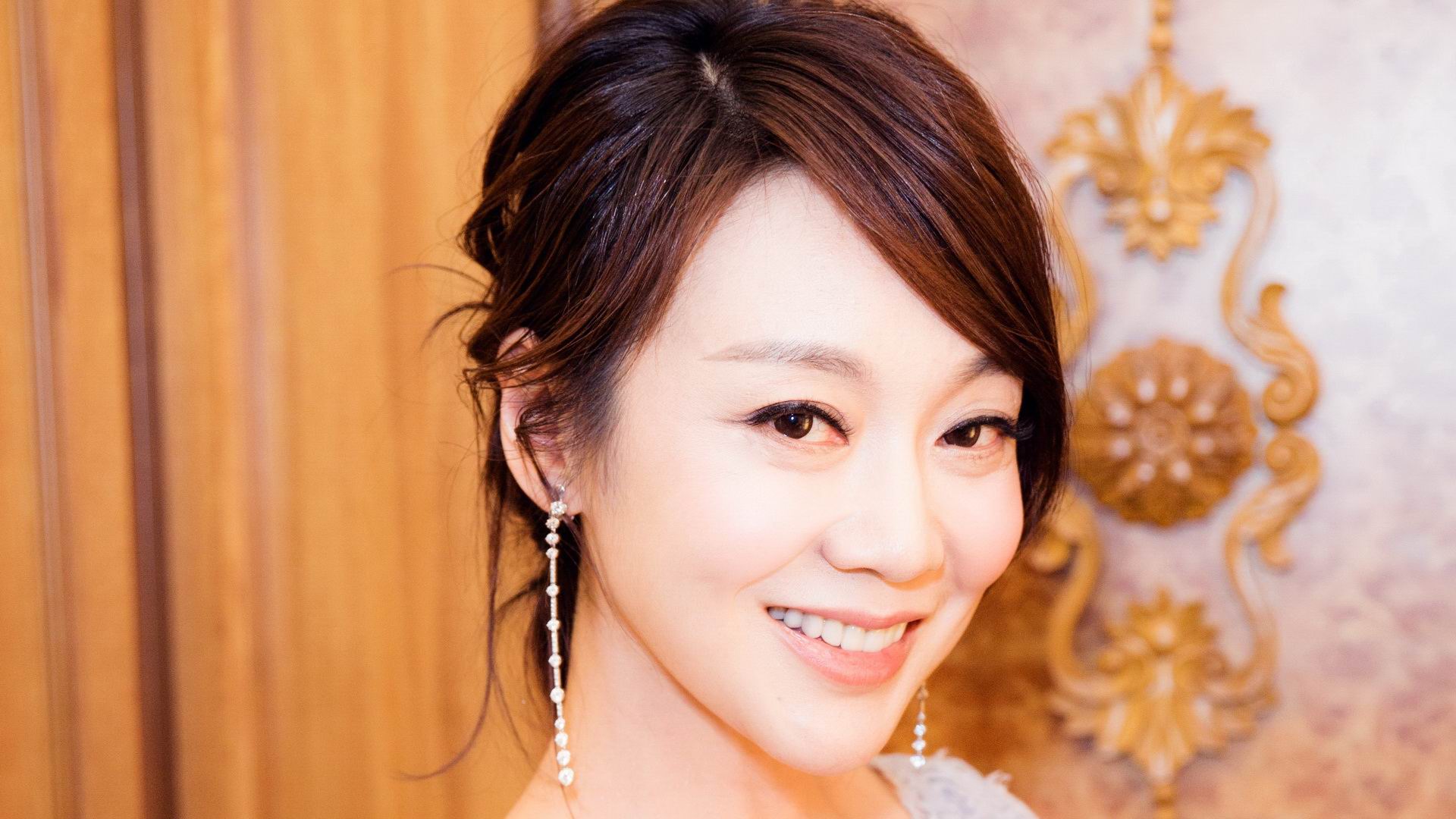 她是傻大姐闫妮：跟着胡歌吃大蒜，出名仍跑龙套，被黄渤说傻乎乎