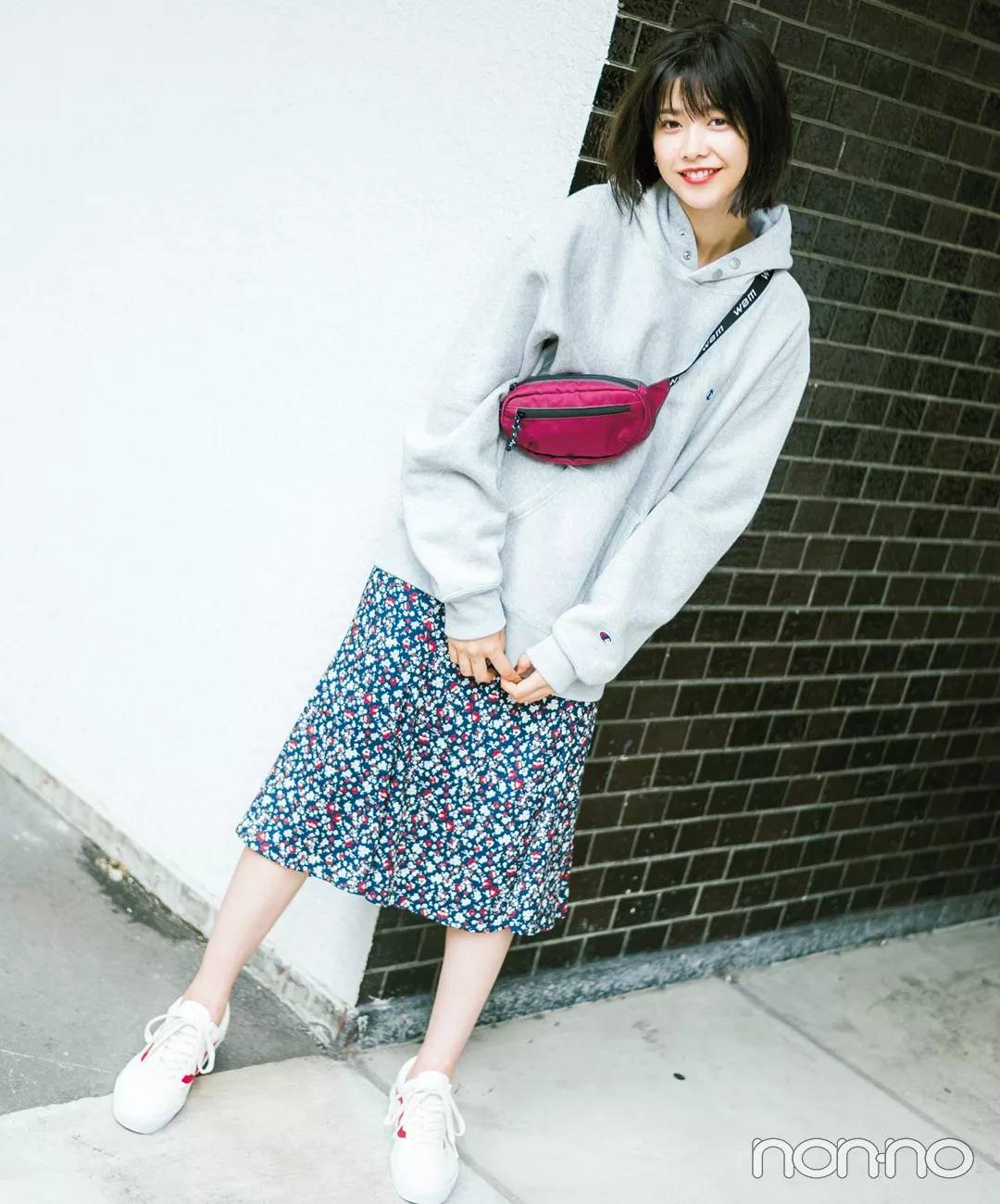 黑色运动鞋和白色运动鞋哪个百搭,白色运动鞋秋冬搭配男