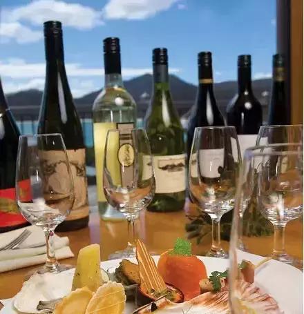 西式餐桌礼仪常识座位顺序,西餐餐桌礼仪的四个原则