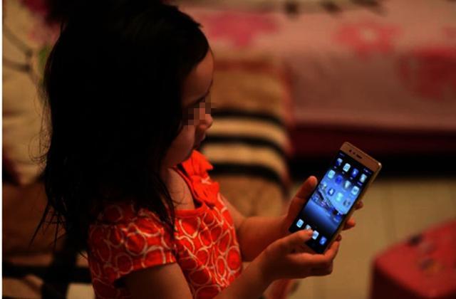 孩子玩手机眼睛变黑眼圈,小孩爱玩手机然后眼睛变黑了