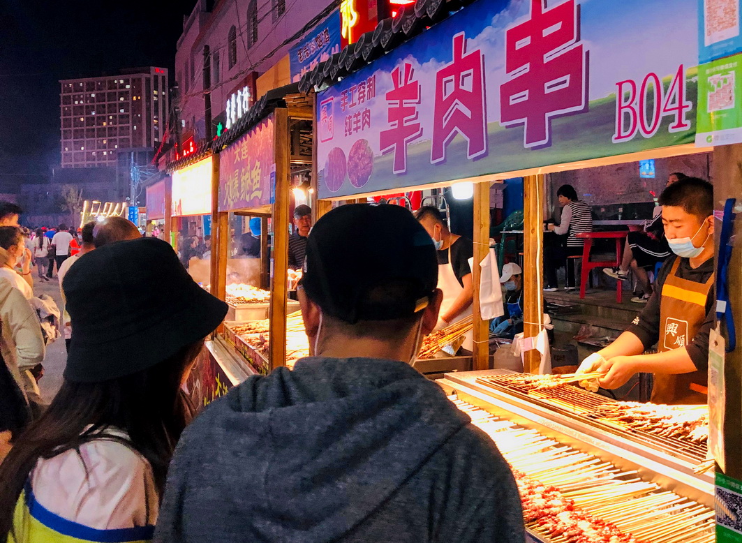 阜新夜市烤肉火爆：大串15元两，小串10元仨，也说说你那嘎达啥价