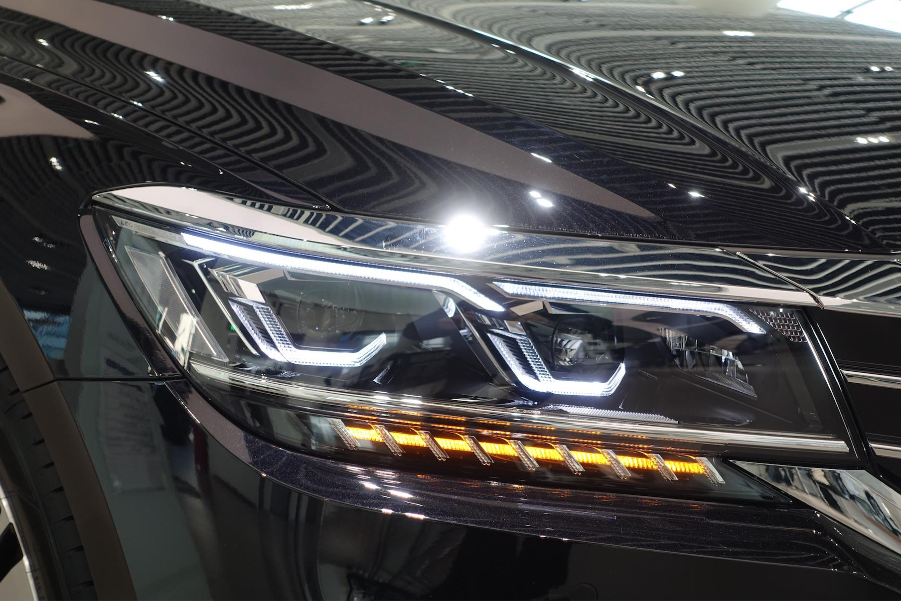 新款帕萨特后排对比迈腾后排空间,静态体验迈巴赫