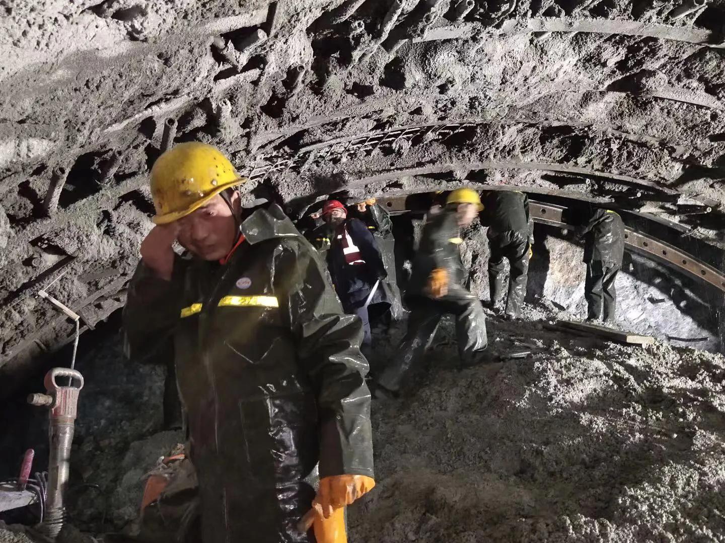 阿尔金山上的“路桥”人