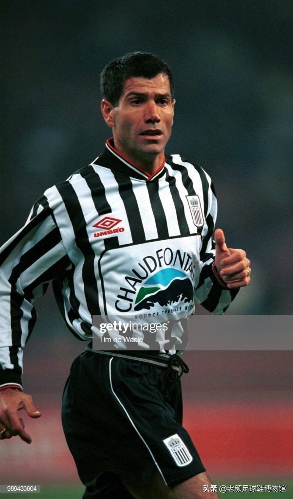 第一个穿白球鞋的足球运动员,第一个穿耐克篮球鞋的nba运动员