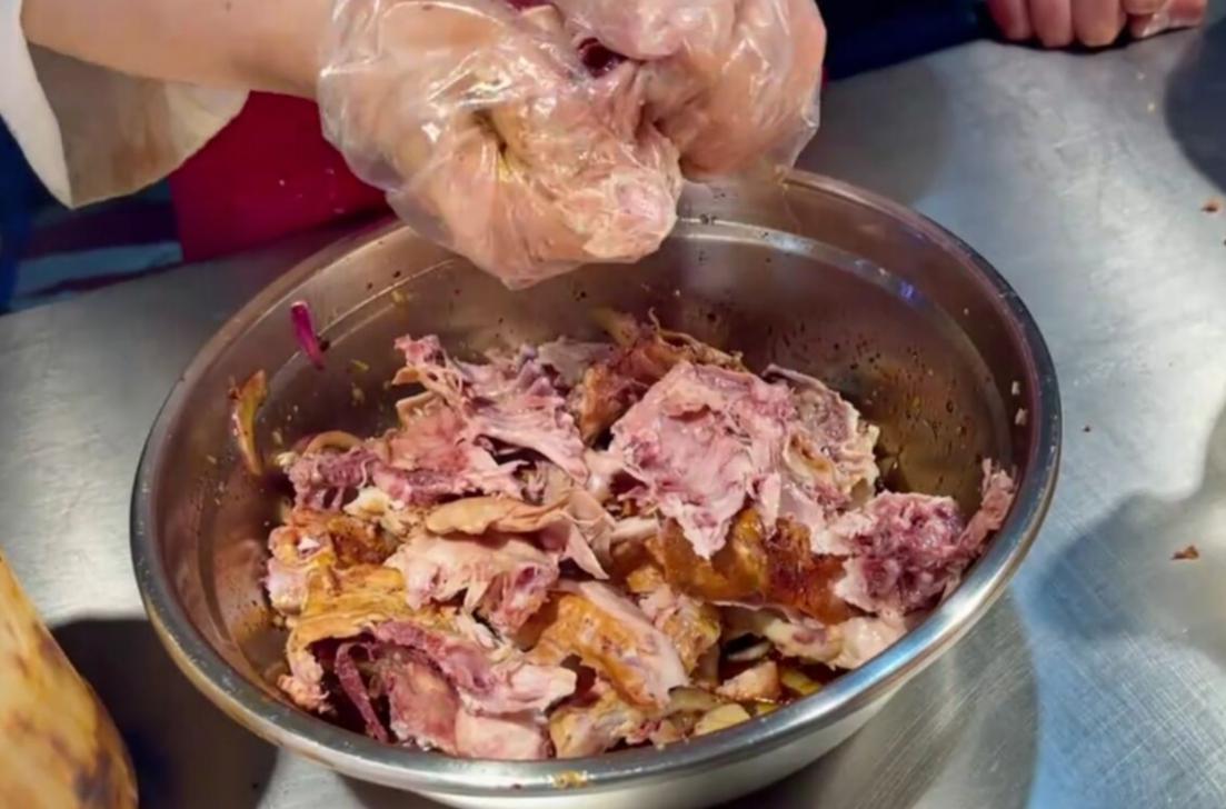 90后女孩辞职摆摊卖小吃,适合女生摆摊的网红小吃路边摊