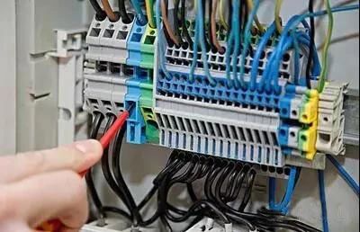 宾馆每个楼层必须设置配电箱吗,酒店客房配电箱正确安装位置