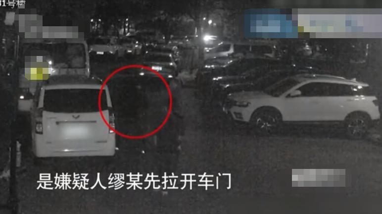 因与两个男人纠缠不清，上海女子被前男友划伤脸部致29厘米长伤疤！事后女子称：前男友真心爱我，会等他出来