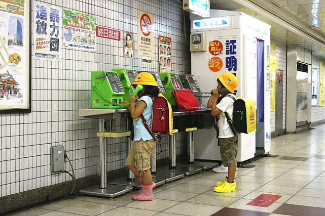 中国家长接送孩子放学,国外父母接送孩子上学