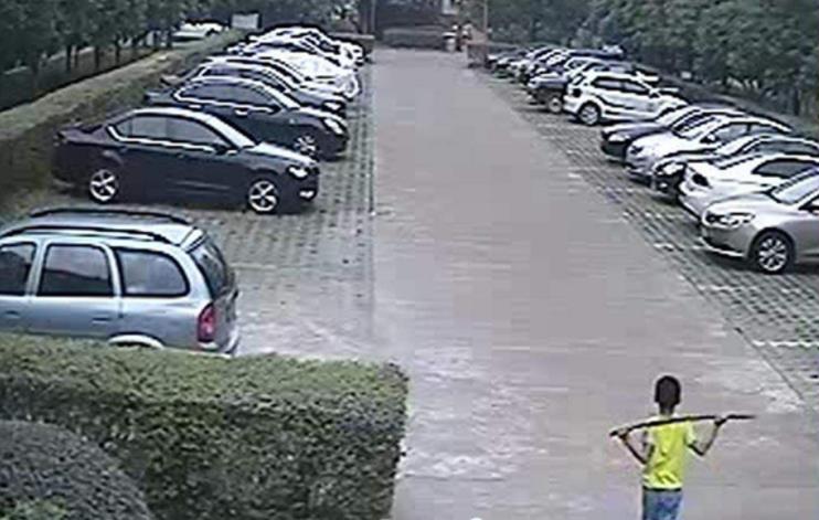 熊孩子划伤车被车主表扬,被熊孩子刮了车怎么维权