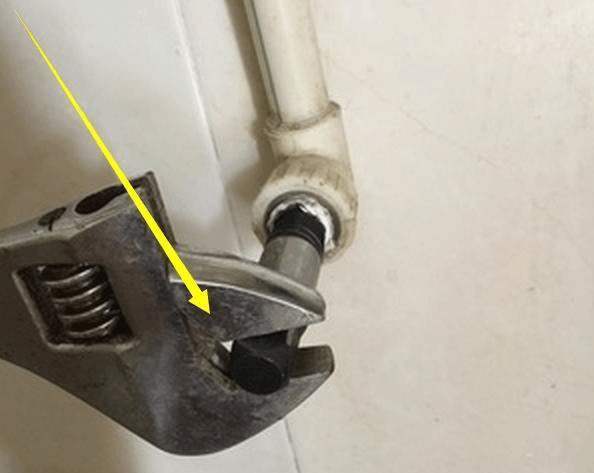 水龙头拧断到管子里怎么办,镶在墙上的水龙头拧断了怎么办