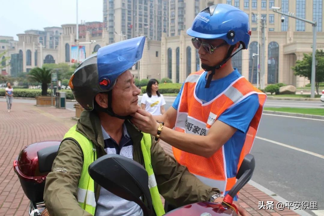 织里公安分局交巡警大队为快递小哥送上交通安全“及时餐”~