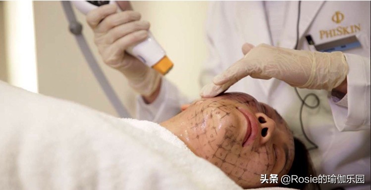 57岁巩俐怎样保持年轻呢,55岁的巩俐凭什么美炸了