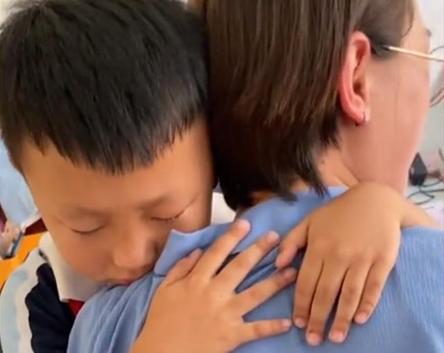 男孩升入二年级想念一年级的老师,男孩升入二年级想念老师