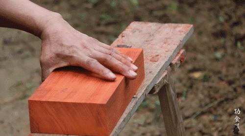 【设计篇】61岁中国大爷火爆外媒！“玩”木头让上亿老外看傻眼！