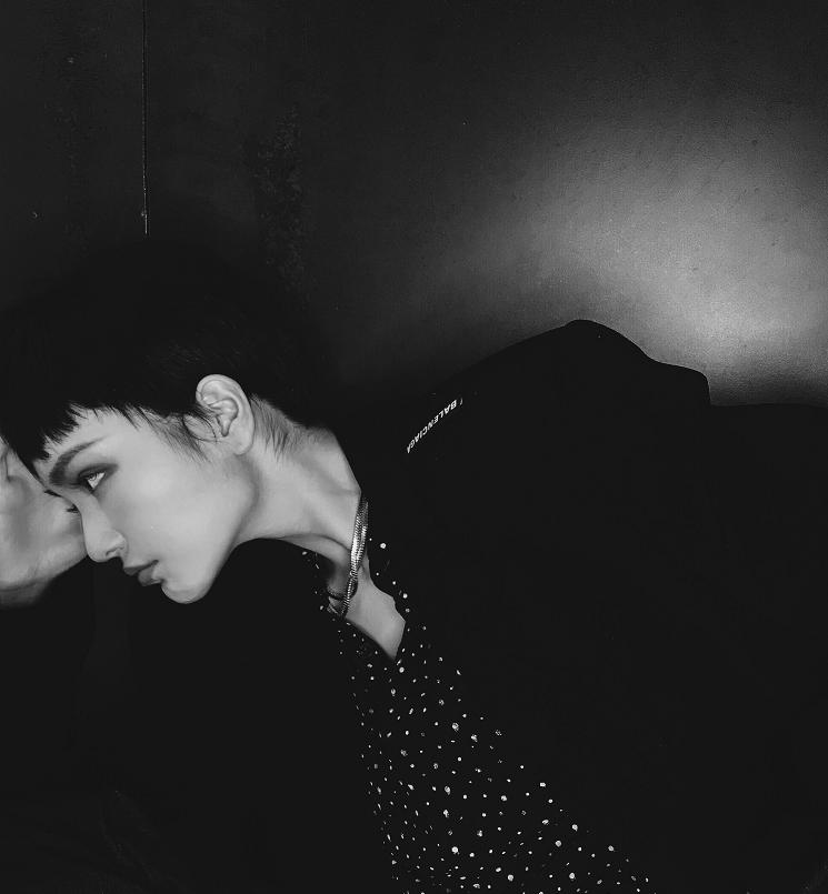 周扬青戴黑色帽子的照片,周扬青同款发型