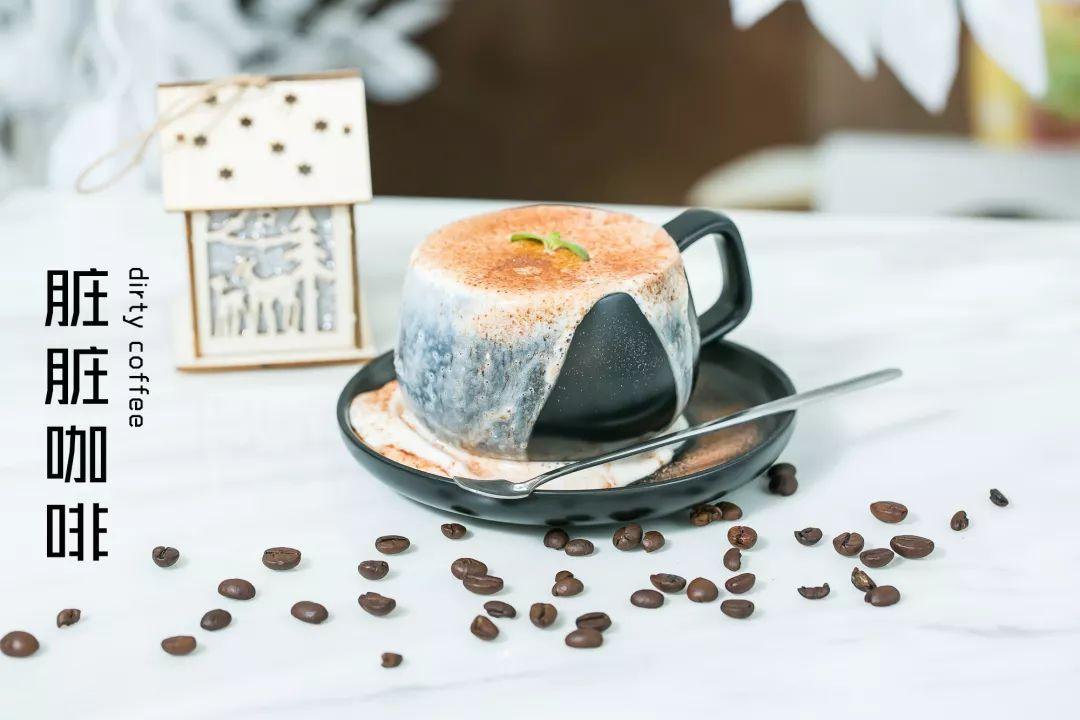 双色的双层小店，晚上有满天星星，呆足一天也不够