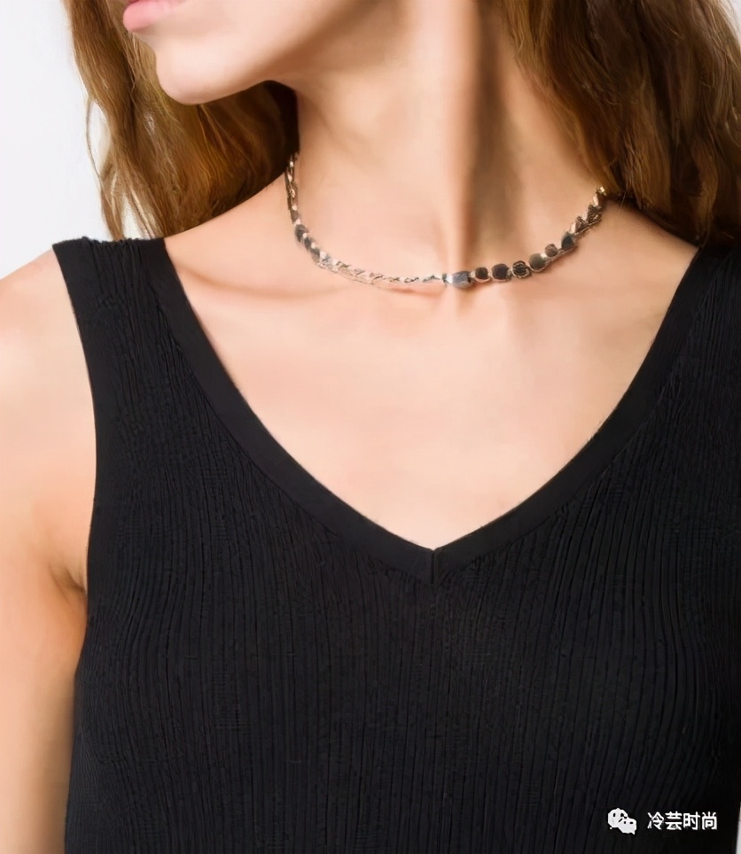 项链的活动扣佩戴方法,项链的佩戴要讲究八大搭配技巧