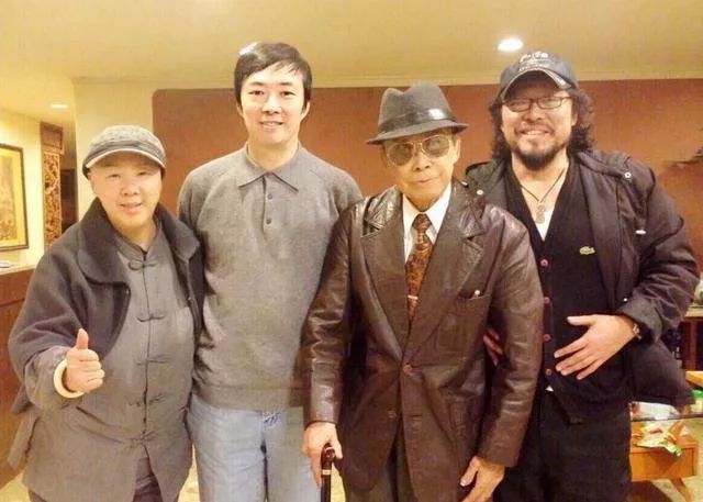 64岁费玉清告别歌坛，现场泪奔，万望珍重