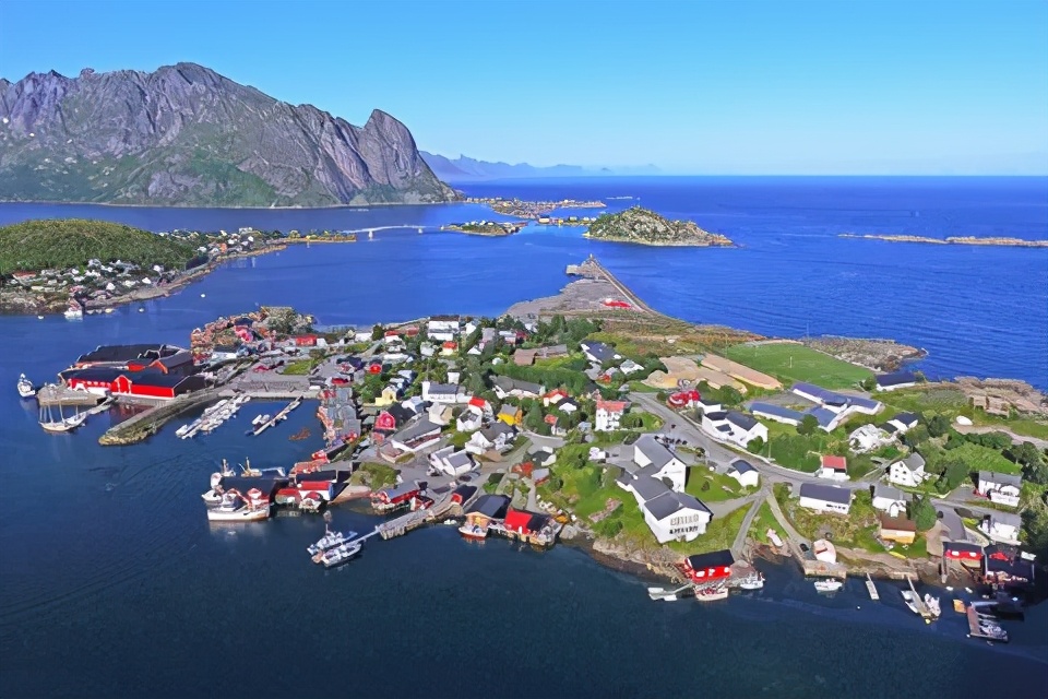 它建在只有30公顷的小岛上，网友：一脚就踢到海里了