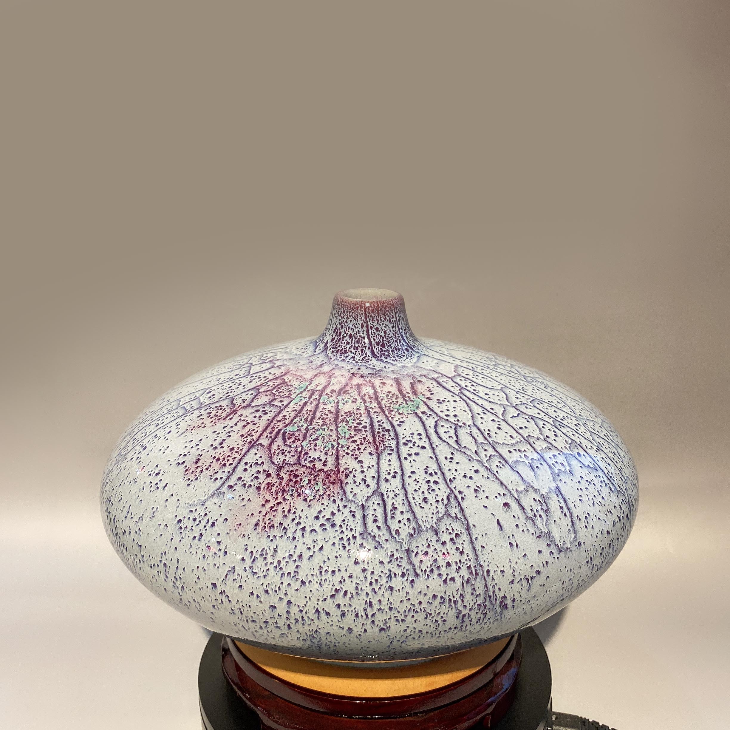 宋代钧瓷蚯蚓走泥图片,宋钧瓷真品一定要有蚯蚓走泥纹吗