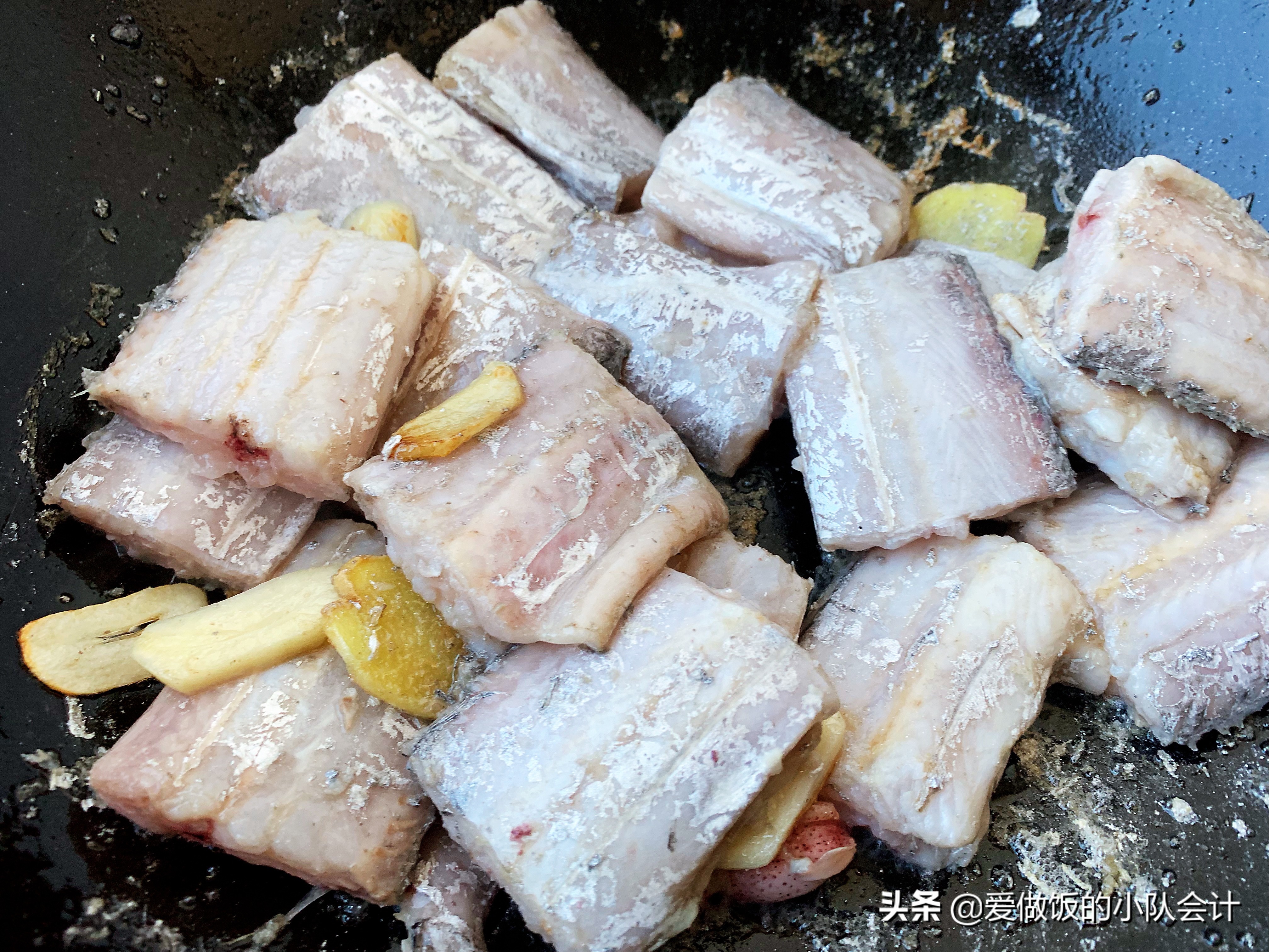 冷冻带鱼表面的白鳞需要去除吗,带鱼表面的白鳞越白营养越好吗