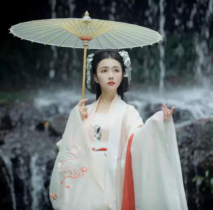 春夏秋冬四时歌，四时常映彩舟行！