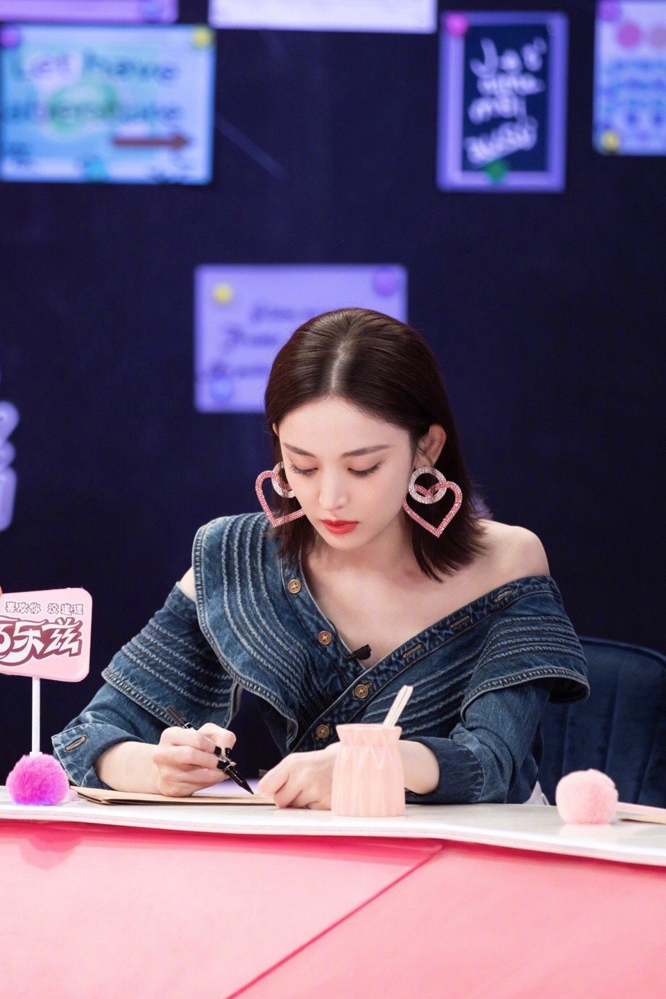 露肩上衣肩上有两根松紧线怎么穿,优秀的肩部线条