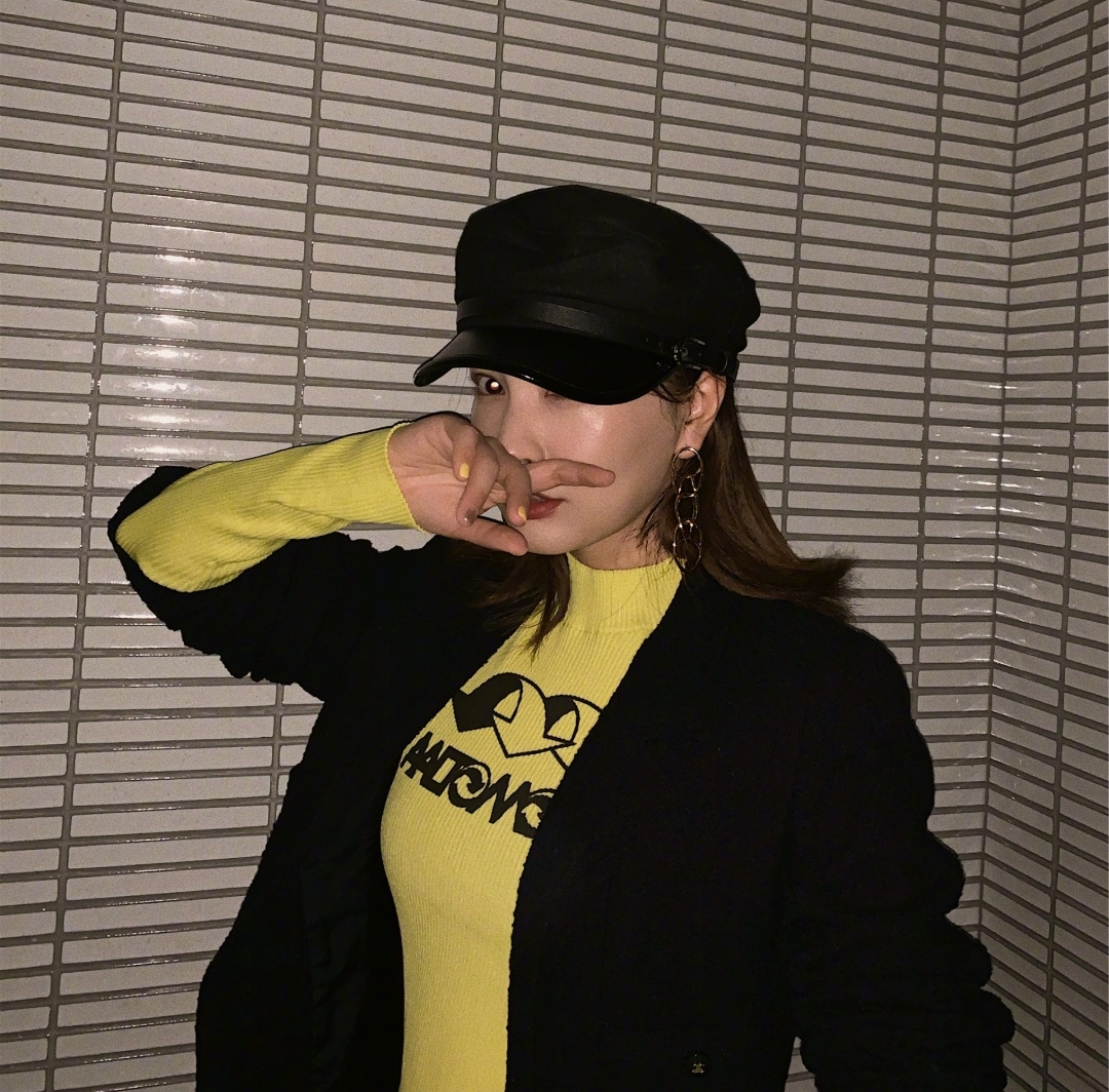 吴昕越来越美了复古开衫搭老爹裤,吴昕浅蓝色西装领连体裤