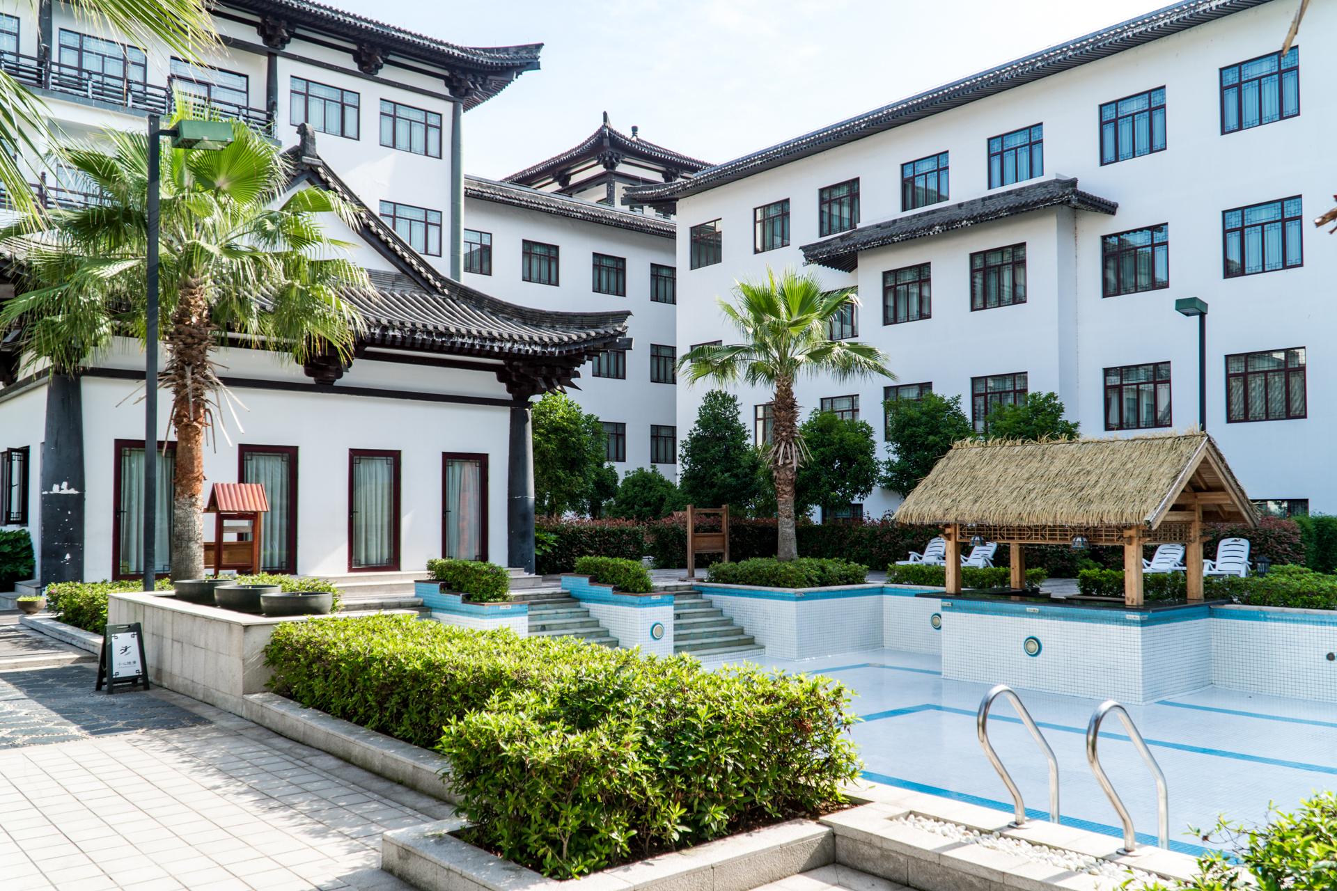 门口养仙鹤、大堂放金丝楠木的酒店，你有见过吗？天台温泉山庄